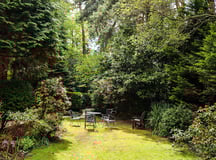 Woodlands-HillBrow-residential-care-home-gardens